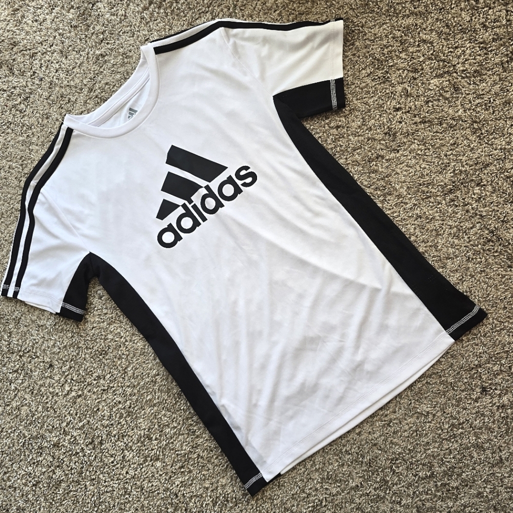 3/$20 NWOT Boy's Adidas T-shirt Medium